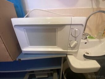 Mikrovlnná rúra – plne funkčná, jednoduché ovládanie