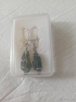 Strieborné náušnice s vltavínom