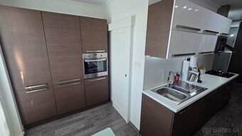 Predám kuchynský nábytok s vstavanými spotrebičmi