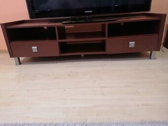 Komoda pod televízor.