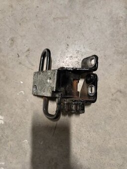 Záves predných dverí VW golf 6, spodný predný pravý