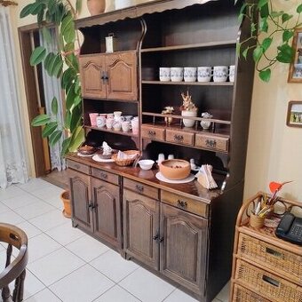 Predám jedálenskú zostavu.