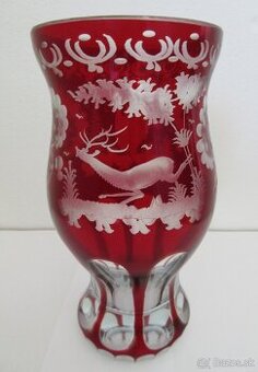 starý pohár z hrubého ručne brúseného rubínového skla