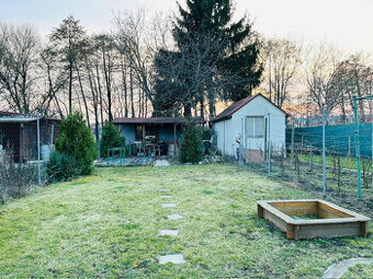 NA PREDAJ: Priestranná záhrada s chatkami – obľúbená záhradk