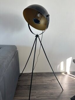 Stojaca lampa