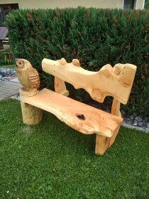 Drevená záhradná lavica so sochou sovy