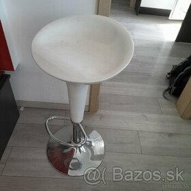 Biela barová stolička v ponuke za 10 euro