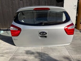 Kia rio 2012, Dvere auta a časti auta