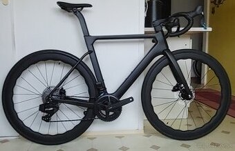 Kompletný karbónový cestný bicykel s elektronickou prehadzov