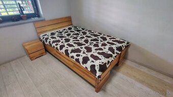 Masívna postel, nočný stolík + komoda