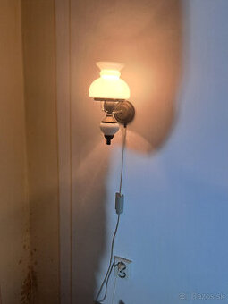 Retro lampa na stenu.