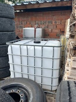 Plastová nádrž 1000L - IBC kontajner