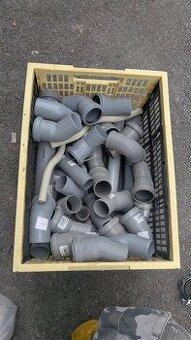 Plastové kanalizačné rúry a tvarovky – rôzne kusy