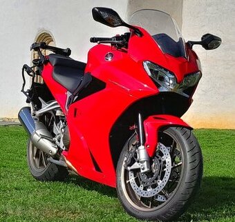 Honda VFR 800 F, posledny model 2014-2021,kup SR, minimum km