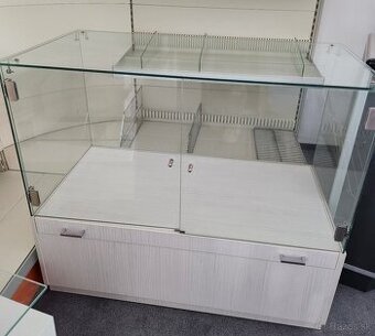 Sklenená biela vitrína