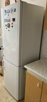 Biela chladnicka s mrazakom Liebherr aj navod