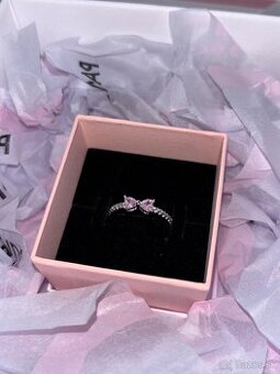 Pandora prsteň s trblietavou ružovou mašľou