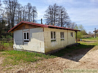 Rozostavaná chatka v rekreačnej oblasti Moravany nad Váhom