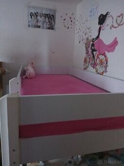 Dievčenská vyvýšená posteľ