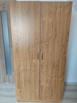 Skriňa na vešanie, Presklená vitrína so zásuvkami