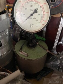 Tlakomer na trysky .