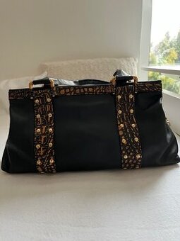 Kabelka čierna so zlatým kovaním.