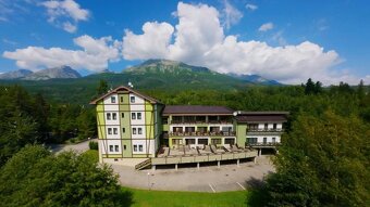 Vysoké Tatry apartmán s terasou a parkingom.