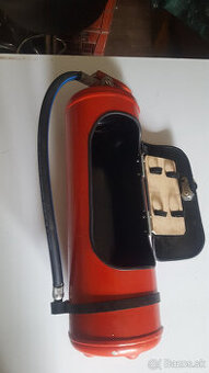 Barový set na fľašu a poháre ako hasiaci prístroj