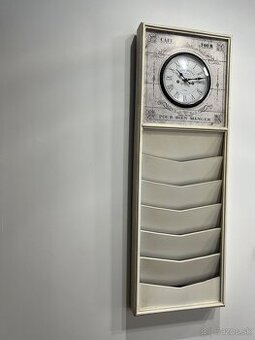 Nástenné hodiny s odkladacím priestorom