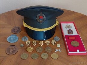 Odznaky, medaile a brigadírka