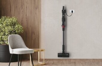 Tyčový vysávač Hoover.