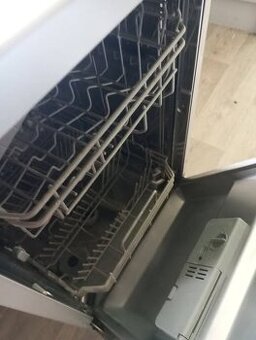 Predám umývačku riadu aj chladničku.