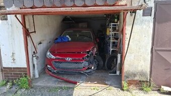 Hyundai i20 po dopravnej nehode nepojazdný