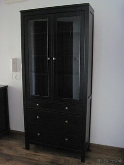 Hemnes IKEA vitrína/knižnica