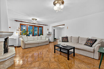 Na predaj -  Priestranný 5-izbový rodinný dom s krytým bazén