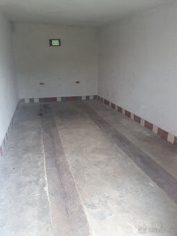 Garáž na ulici 17. novembra, blízko Pavlovičovho námestia