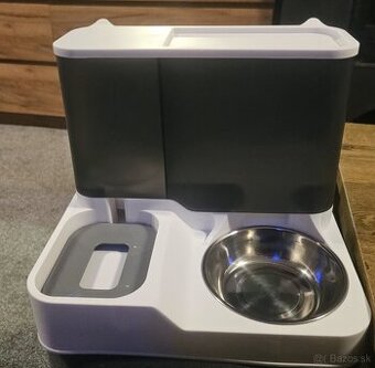 Dávkovač na vodu a granule