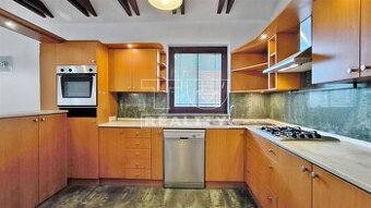 Rodinný dom - 2 samostatné byty, priestranná terasa a...