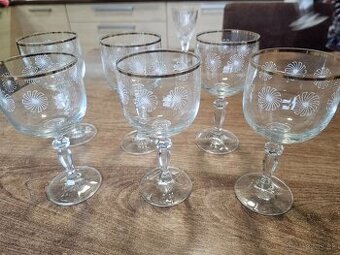 Vínové poháre s ornamentom.