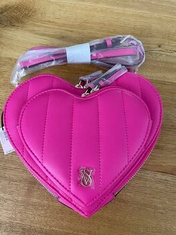 Srdiečková kabelka od Victoria’s Secret
