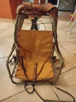 Starý kožený turistický nosič