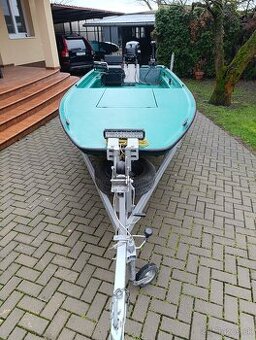 Čln K maxxi 4.6m+motor Mercury 30 HP+prívesný vozík.