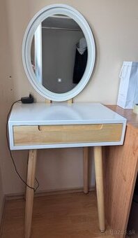 Kozmetický stolík so zrkadlom