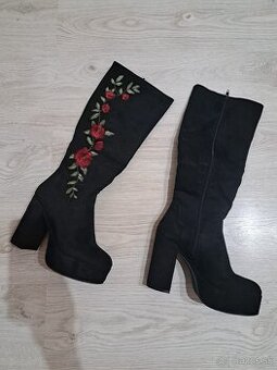 Čierne semišové čižmičky s výšivkou ruží