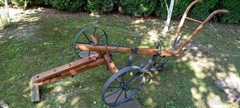 Starý drevený konský pluh 3