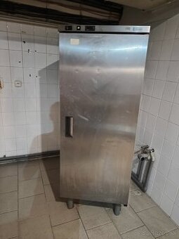 Predám gastro nerezovu chladničku 400l-2 kusy