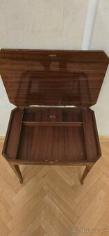 Starožitný viktoriánsky stolík s hudobnou skrinkou – intarzo