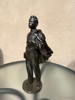 Predam sošku so značenim autora