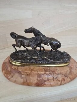 Bronzová socha kone