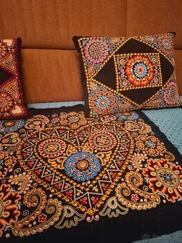 Kolekcia originálnych ručne vyšívaných očovských vankúšov zo